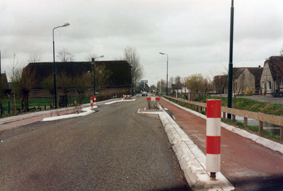 847746 Gezicht op het westelijk deel van de weg Dorp te Benschop, na de herinrichting van de weg, met o.a. een ...
